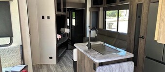 Beautiful RV 2-bedroom w Loft Bed-sleeps 6 comfortably