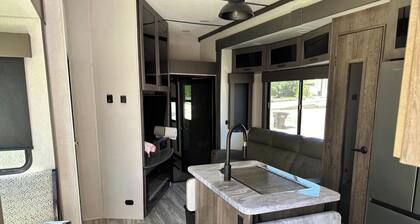 Beautiful RV 2-bedroom w Loft Bed-sleeps 6 comfortably. We deliver, you enjoy!