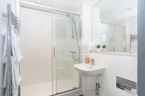 Shower, hair dryer, bidet, towels - Brand New Skyline View 2BR Apartment with Pool Table - 21st Floor (Birmingham)