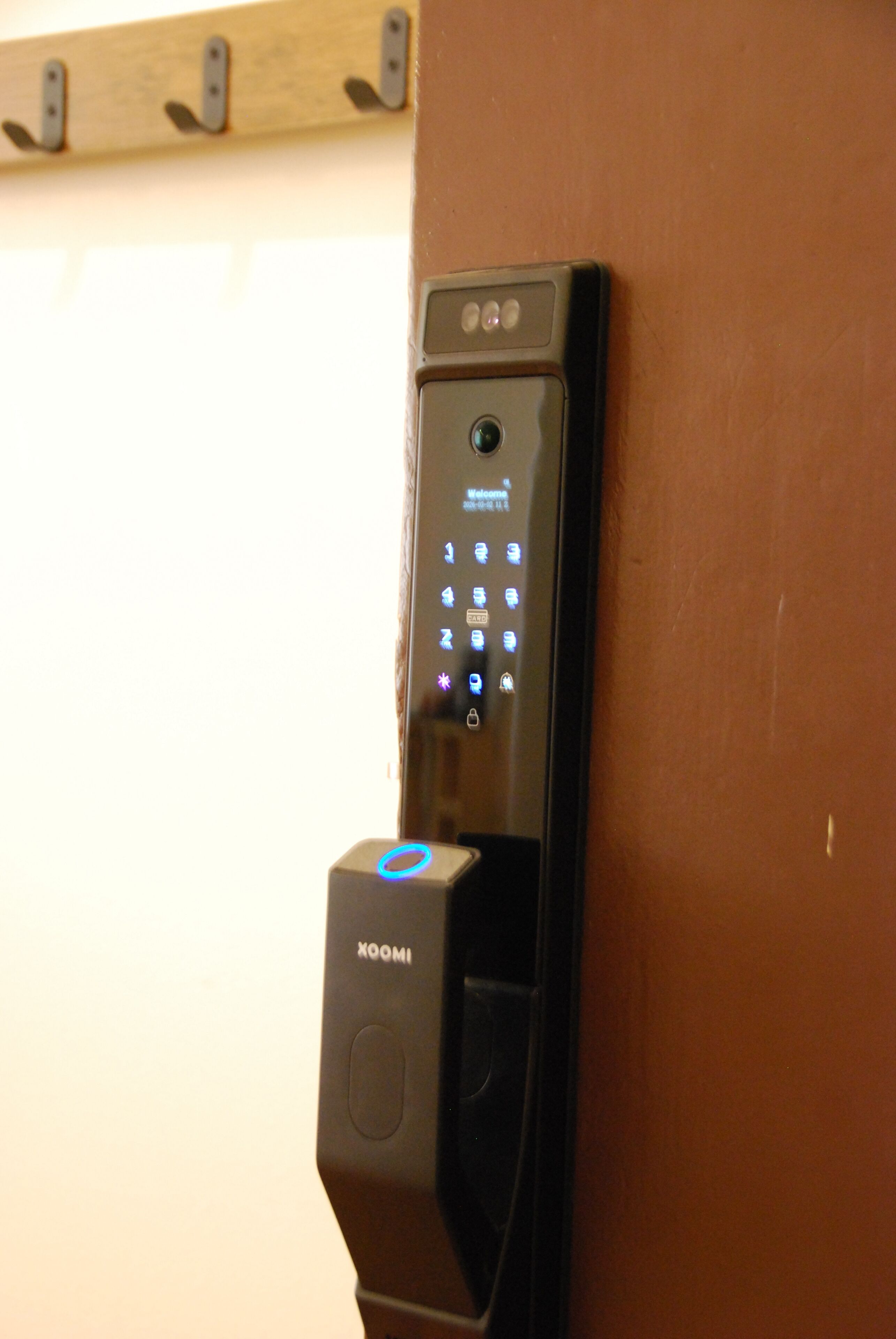 Ein digitales Lesegerät für Schlüsselkarten an einer Wand.