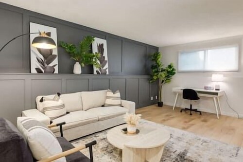 "Dusk2.0" 3 Bdrm Lower Suite in Tuxedo Park!