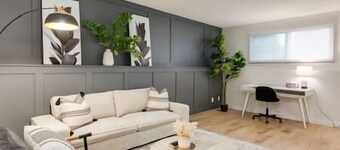 "Dusk2.0" 3 Bdrm Lower Suite in Tuxedo Park!