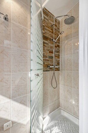 Baignoire à remous, séchoir à cheveux