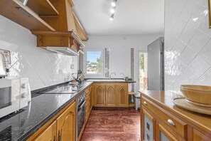 Private kitchen - Villa Infinity | Sea Views | Pool | Jacuzzi | BBQ (Castell del Rey)