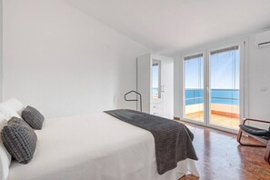 5 bedrooms, desk, iron/ironing board, WiFi