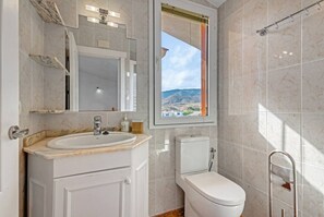 Baignoire à remous, séchoir à cheveux