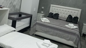 Ein modernes Schlafzimmer mit Bett, Nachttischen, Schreibtisch und einer Bank.