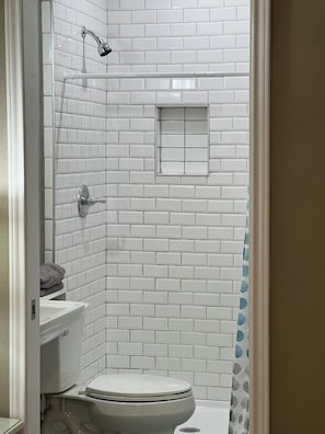 Dusche, Haartrockner, Handtücher, Seife