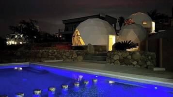 Una piscina al aire libre