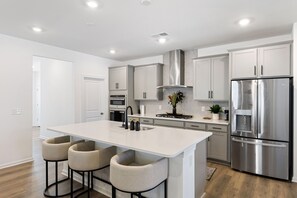 Private kitchen - Primary Suite Professional CoLiving for Nurses and Pros in Raleigh (Knightdale)