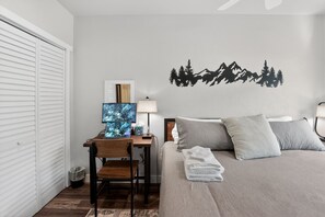 2 habitaciones, escritorio, tabla de planchar con plancha y wifi gratis 