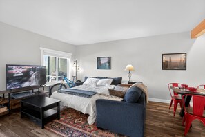 2 habitaciones, escritorio, tabla de planchar con plancha y wifi gratis 