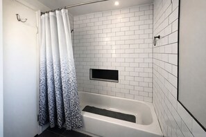 Towels, soap, toilet paper - Stylish & Cozy Atlanta Home Near BeltLine & Downtown (Atlanta)