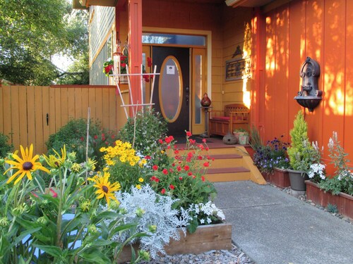SPARROW'S PERCH A Charming 1 bedroom apartment with private back yard and deck.
