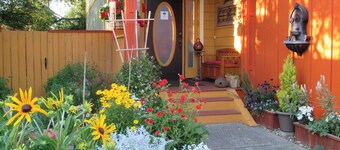 SPARROW'S PERCH A Charming 1 bedroom apartment with private back yard and deck.