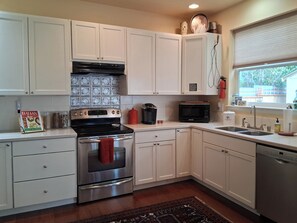 Refrigerador, microondas, horno, placa de cocina