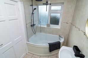 Bathroom - Spacious 3BR Home | Parking | Near Sandbanks Beach (Poole)