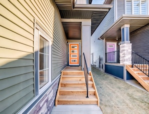 Exterior detail - New Luxury Duplex | 4 Beds | Garage | Near Airport, CrossIron Mills & Downtown (Airdrie)