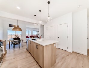 Private kitchen - New Luxury Duplex | 4 Beds | Garage | Near Airport, CrossIron Mills & Downtown (Airdrie)