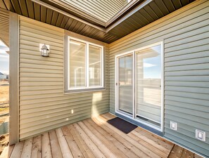 Exterior detail - New Luxury Duplex | 4 Beds | Garage | Near Airport, CrossIron Mills & Downtown (Airdrie)