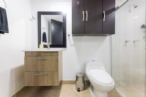 Shower, hair dryer, towels, soap - Large Hidden Gem in Poblado with A/C and gym. Steps from Provenza / Lleras. (Medellín)