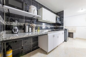 Refrigerador, microondas, horno y parrilla de estufa 