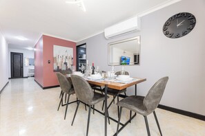 Dining - Large Hidden Gem in Poblado with A/C and gym. Steps from Provenza / Lleras. (Medellín)