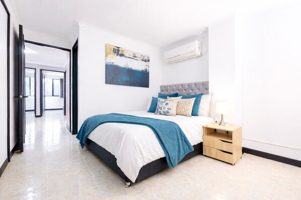 5 habitaciones, caja de seguridad en la habitación y escritorio 