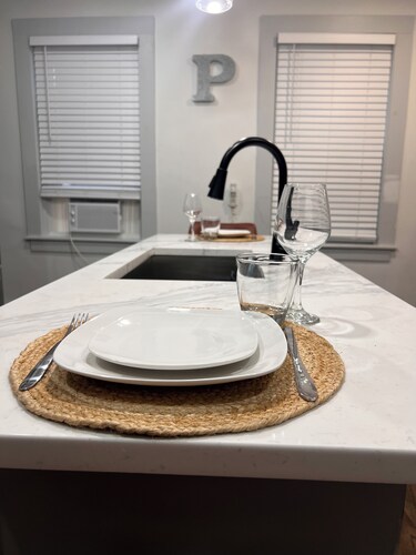 2BR. Free Parking. 30 Min from Gillette Stadium. 7 Min to Federal Hill- APT 1