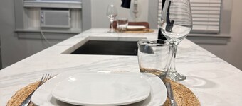 2BR. Free Parking. 30 Min from Gillette Stadium. 7 Min to Federal Hill