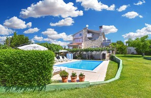A two-story stone house with a swimming pool, surrounded by well-maintained grass and hedges. - Apartment 810/199712 (Istria - Medulin), 600m from the beach (Medulin)