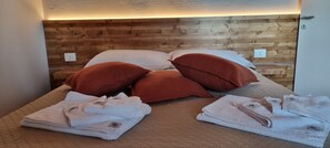 5 chambres, fer et planche à repasser, Wi-Fi, draps fournis