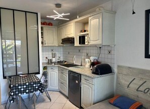 Fridge, microwave, cookware/dishes/utensils - Port Nature Studio 608 - 2 people (AGDE)