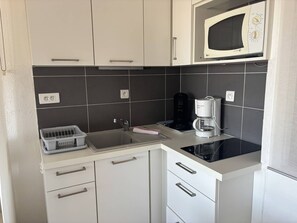Fridge, microwave, cookware/dishes/utensils - Port Nature Apartment 541 - 4 people (AGDE)