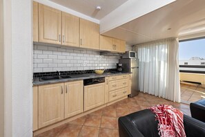 Refrigerador, microondas, lavavajillas y utensilios de cocina 