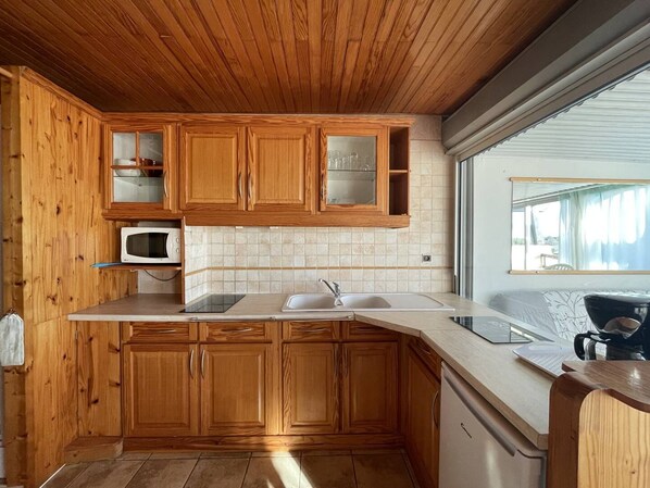 Fridge, microwave, cookware/dishes/utensils - Port Nature Apartment 328 - 2 people (AGDE)