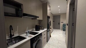 Een moderne keuken met een vaatwasser, een koffiezetapparaat en een magnetron.