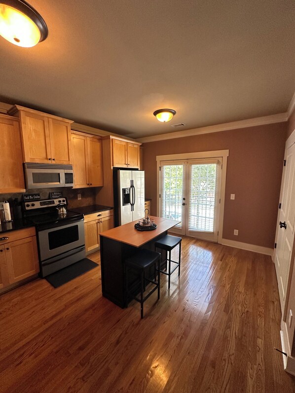 Private kitchen - Prime Downtown ATL location 3BR/3BA Gated Community! (Atlanta)
