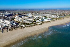 A coastal hotel with a curved structure, beachfront location, and adjacent beach. - Port Nature Studio 307 - 2 people (AGDE)