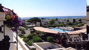 Un hôtel doté d’une piscine, d’un espace extérieur aménagé et offrant une vue sur la mer.