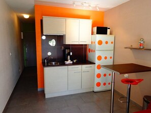 Fridge, microwave, cookware/dishes/utensils - COLORS - Port Nature Studio 606 - 2 people (AGDE)