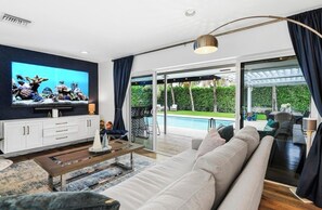 Smart TV, books, stereo - Lovely 3-bedroom house with heated pool in pleasant Lighthouse Point (Lighthouse Point)