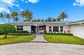 Exterior - Lovely 3-bedroom house with heated pool in pleasant Lighthouse Point (Lighthouse Point)