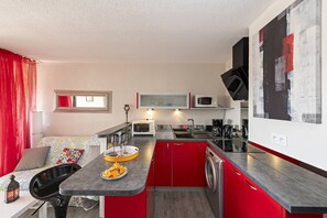 Kühlschrank, Mikrowelle, Geschirrspüler, Kochgeschirr/Geschirr/Besteck