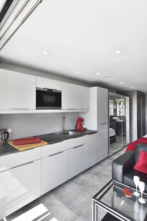 Fridge, microwave, dishwasher, cookware/dishes/utensils - DIVINE ALCOVE - Port Nature Studio 509 - Luxury - 2 people (AGDE)
