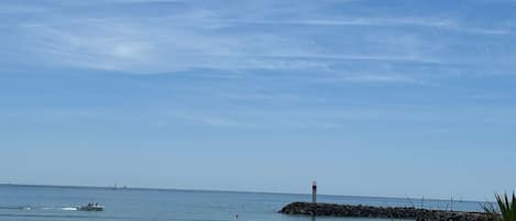 Una spiaggia nelle vicinanze