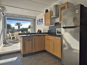 Fridge, microwave, cookware/dishes/utensils - Studio Port Nature 406 with parking - 2 people (AGDE)