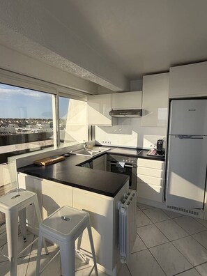 Fridge, oven, dishwasher, cookware/dishes/utensils - LA BELLE VUE - Studio Port Nature Studio 115s with garage - Luxe - Seafront - 2 people (AGDE)