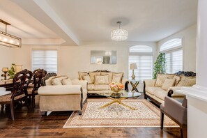 TV - Spacious Upscale 4BR Detached Retreat with Parking (Mississauga)