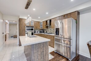Fridge, microwave, oven, stovetop - Spacious Upscale 4BR Detached Retreat with Parking (Mississauga)